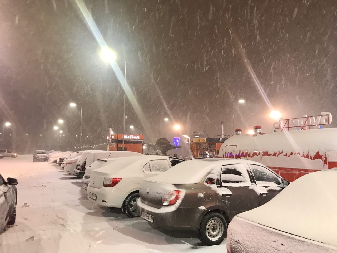 «Машина не слушалась и не тормозила»: обледенелая дорога в Волгограде привела к массовым ДТП