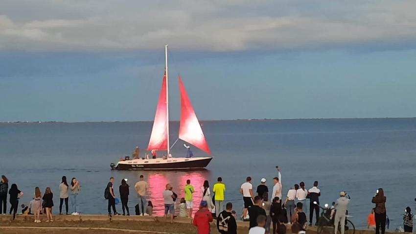 Под Волгоградом выпускникам подарили свой корабль с алыми парусами