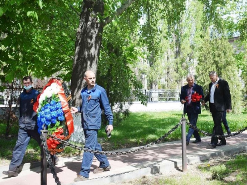 Центральные заводские руины в Волгограде в честь Победы укутали живыми цветами