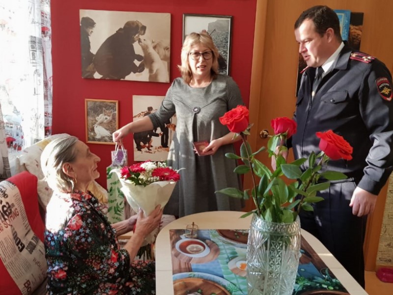 «Стала россиянкой в 91 год»: волгоградский полицейский помог покалеченной пенсионерке 