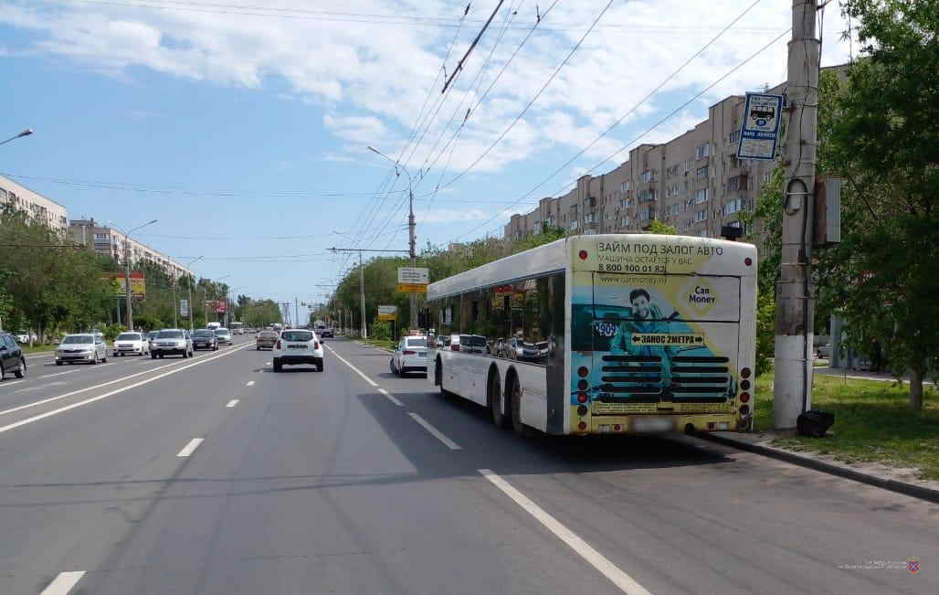 Подростка со всей дури прижало к поручню в автобусе на севере Волгограда
