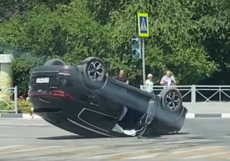 На видео попала перевернутая KIA Sportage после ДТП в Волжском