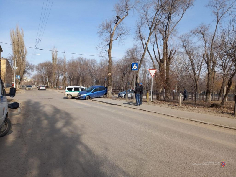 Автомобиль судебных приставов попал в ДТП в Волгограде