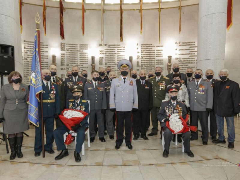 Совету ветеранов органов внутренних дел вручил знамя генерал-лейтенант Александр Кравченко