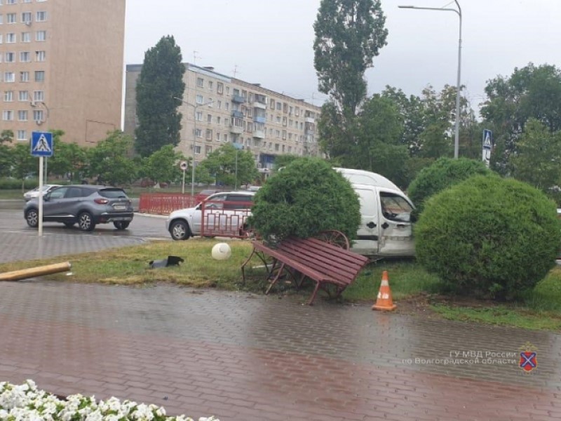 Мужчина на фургоне разнес аллею в Камышине