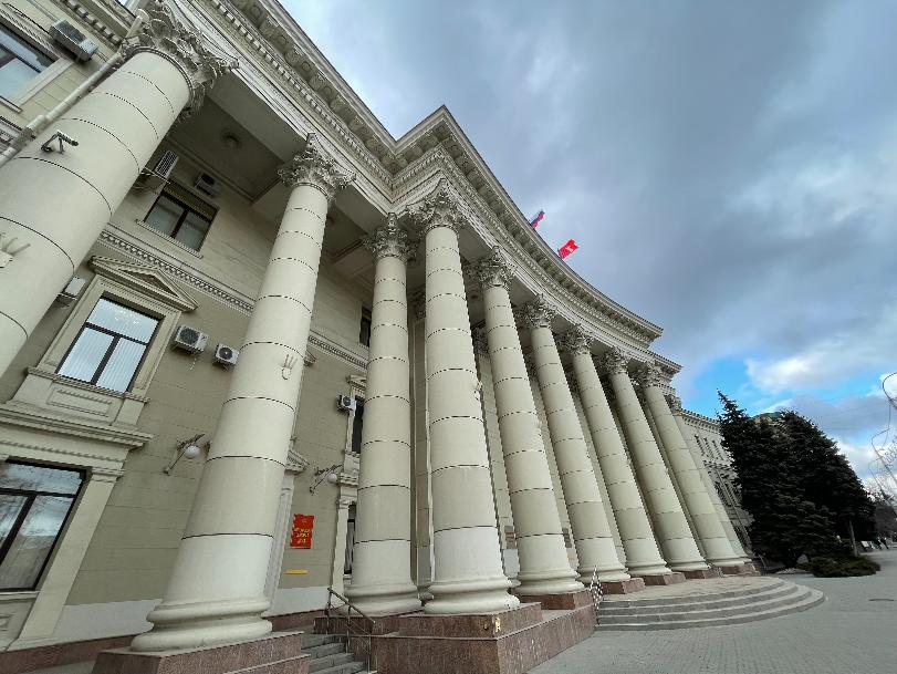 В Волгограде эвакуируют областную думу из – за сообщения о задымлении