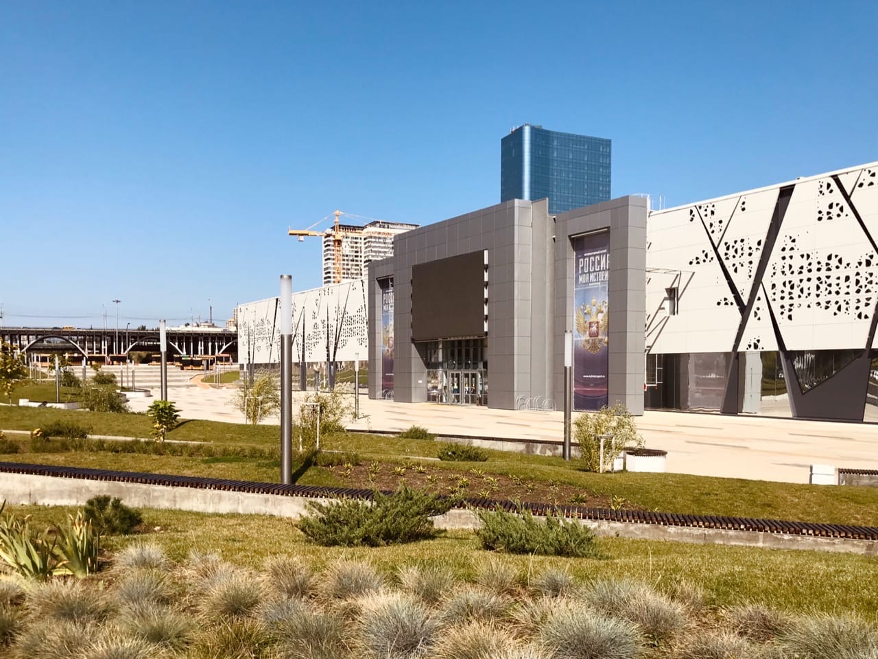 Пойму реки Царица в Волгограде подтопляет прохудившийся водопровод