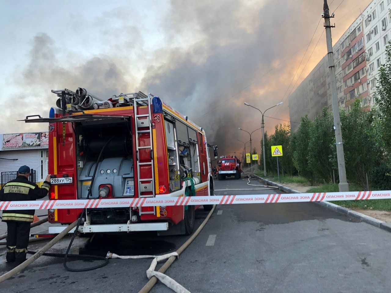 Огонь перекинулся на жилой дом: видео из эпицентра пожара в Волжском