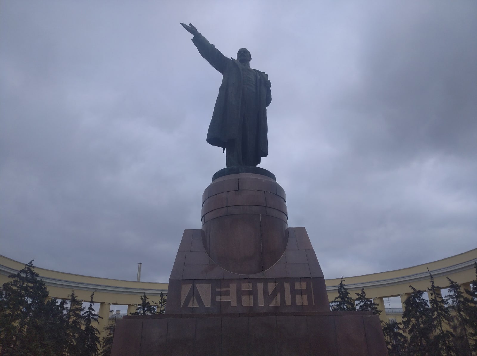 В центре Волгограда разваливается памятник Ленину