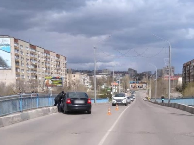 Налетел на бордюр: камышанин попал в ДТП на ровном месте