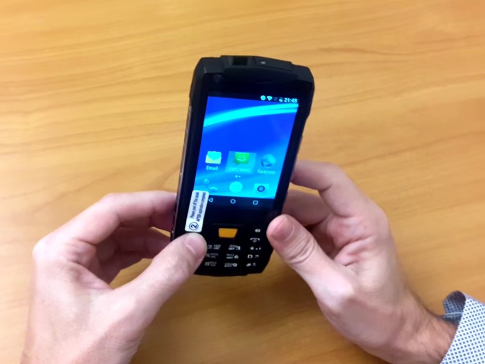 Волгоградские чиновники пожалели телефон для слепой 13-летней девочки