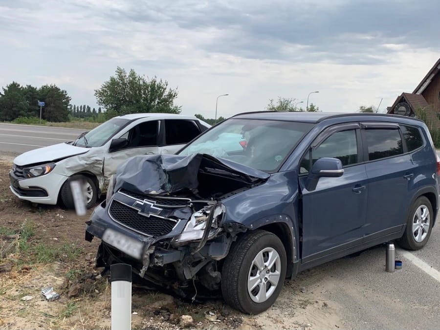 В крупном ДТП под Волгоградом пострадали пятеро детей, мужчина и женщина 