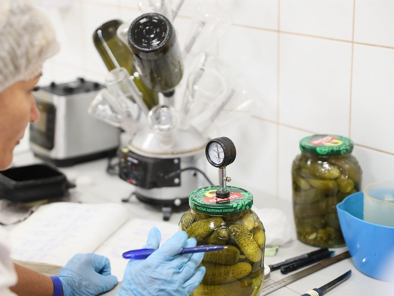 Консервы тоннами будут прятать в бункерах и вывозить из Волгоградской области за границу