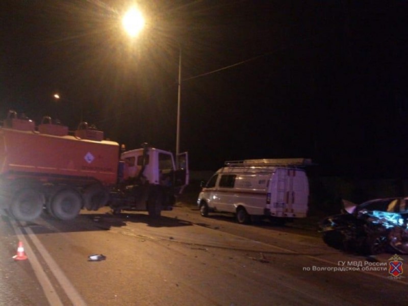 Молодой мужчина погиб в лобовом столкновении со спецтехникой в Волгограде