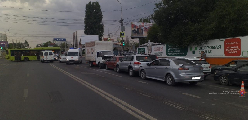 7-летний ребенок госпитализирован после массового ДТП в Волгограде