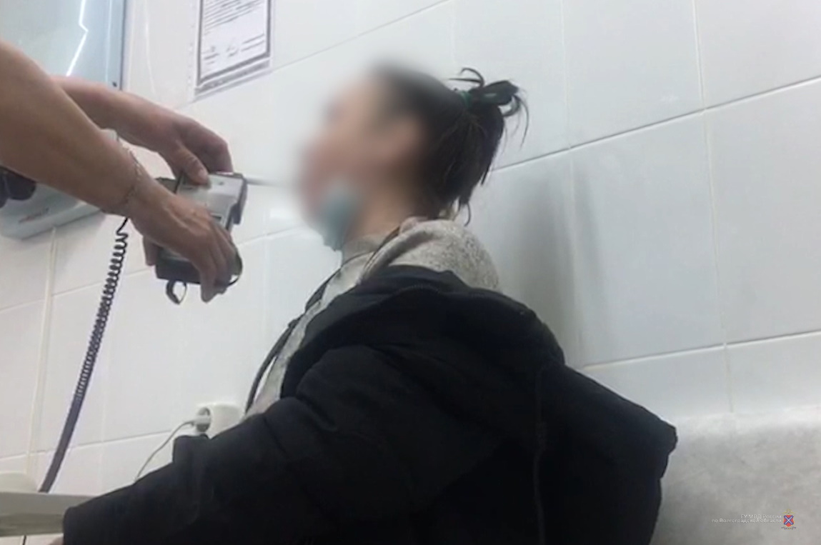 Возбуждено уголовное дело на волгоградку, обвинившую сотрудника ДПС в избиении