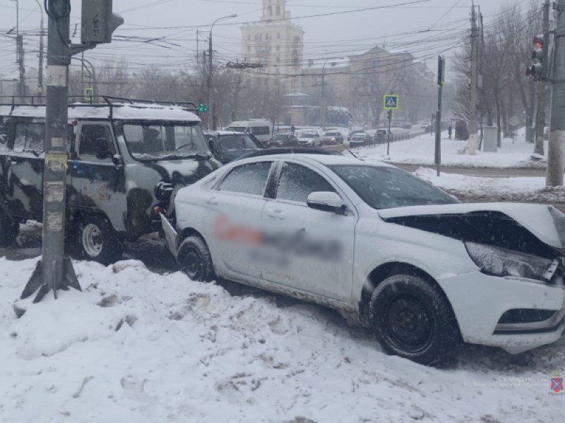 Пассажирка такси «СитиМобил» пострадала в ДТП с УАЗом и Infiniti QX50 в Волгограде