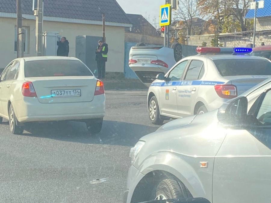 Такси «Яндекса» с пассажиром перевернулось на крышу в Волгограде