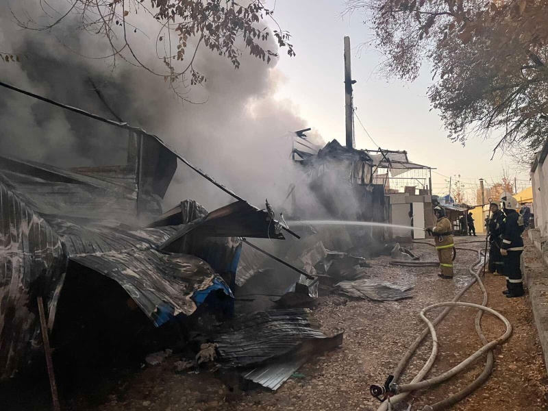 Все утро в Волгограде тушили пожар на Тракторном рынке 