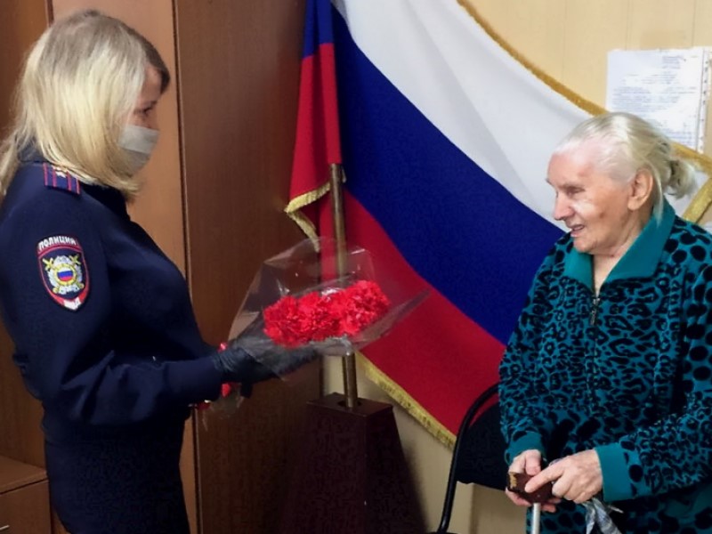 «Подростком работала на авиазаводе»: 90-летней фроловчанке вручили паспорт гражданина РФ