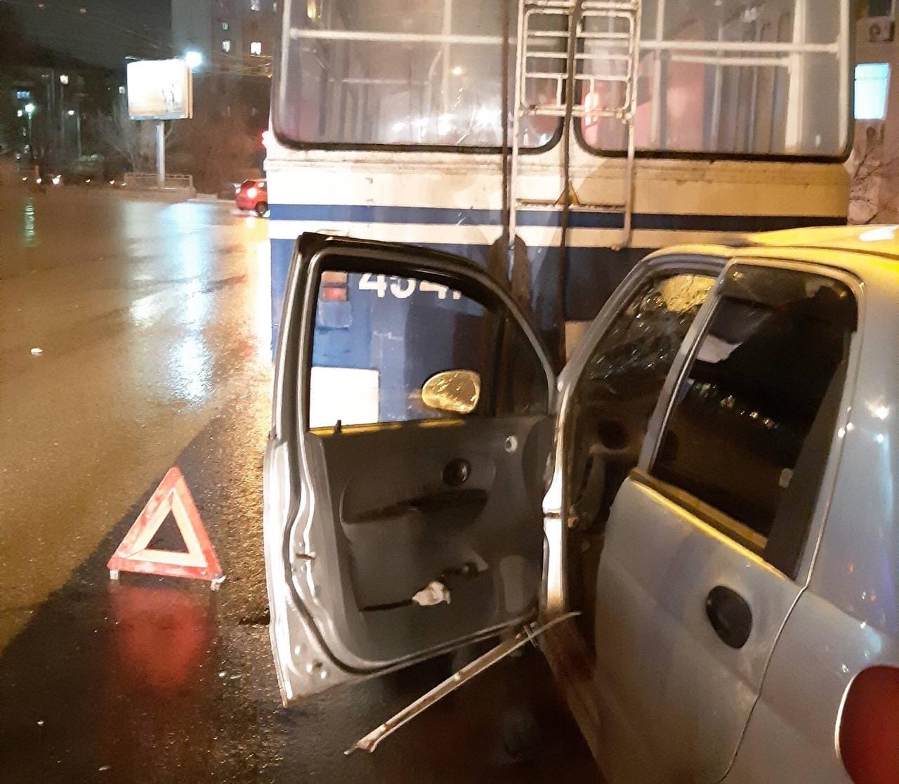 В Волгограде «Матиз» протаранил троллейбус, двое человек в больнице