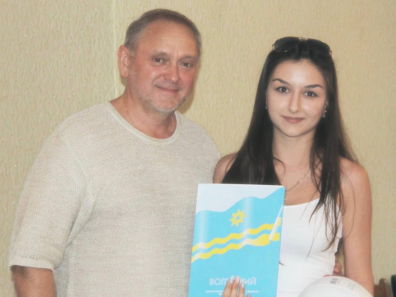 Мэр Волжского представил подчиненным молодую красавицу-брюнетку