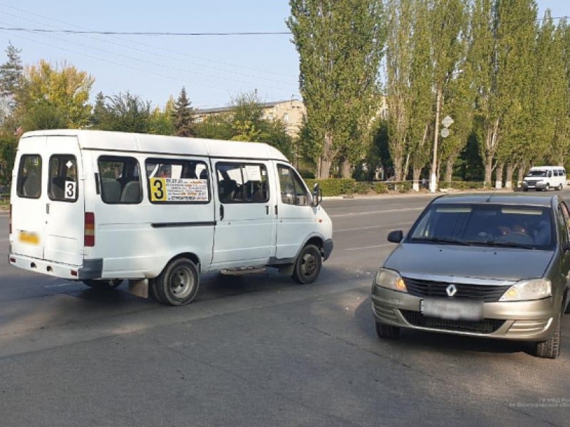 Пассажирка маршрутки пострадала в столкновении с Renault в Волжском