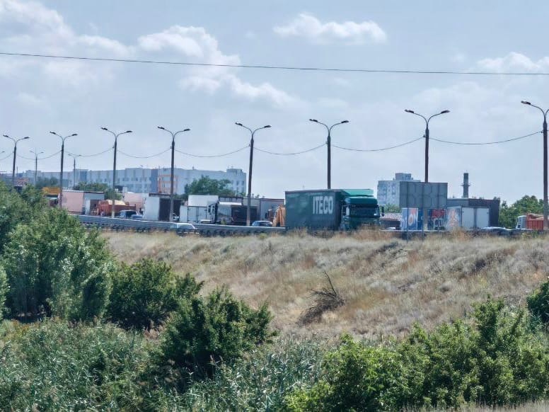 Третья Продольная магистраль в Волгограде встала в многокилометровую пробку