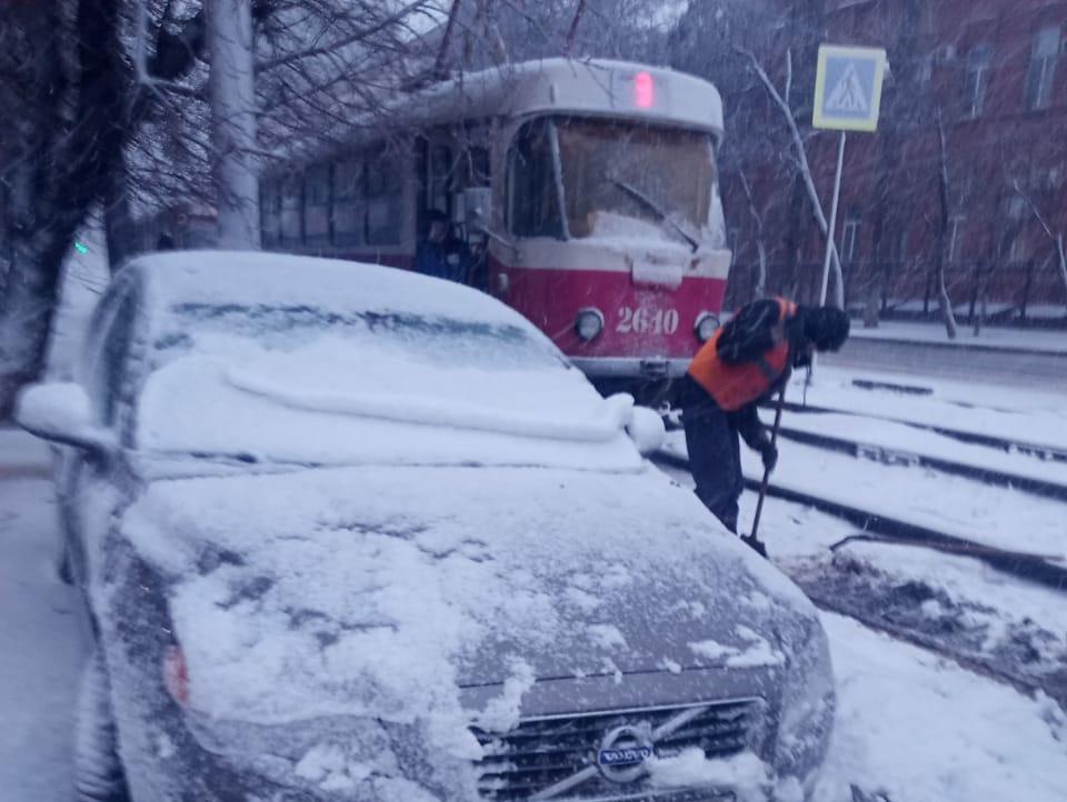 Уснувший волгорадец повредил трамвайные пути своей легковушкой 