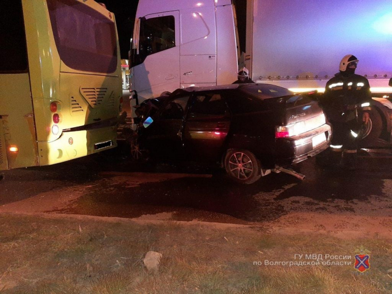 Четыре человека попали в больницу после столкновения автобуса и легковушки в Волгограде