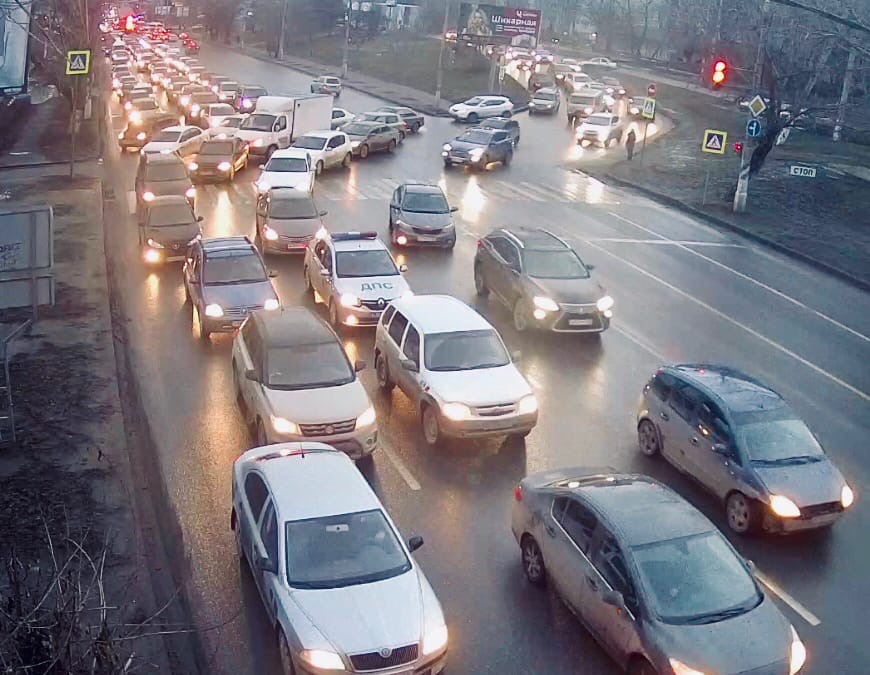 «Самоуверенность приводит к трагедиям»: ГИБДД просит волгоградцев не засматриваться на снегопад и быть внимательными на дорогах