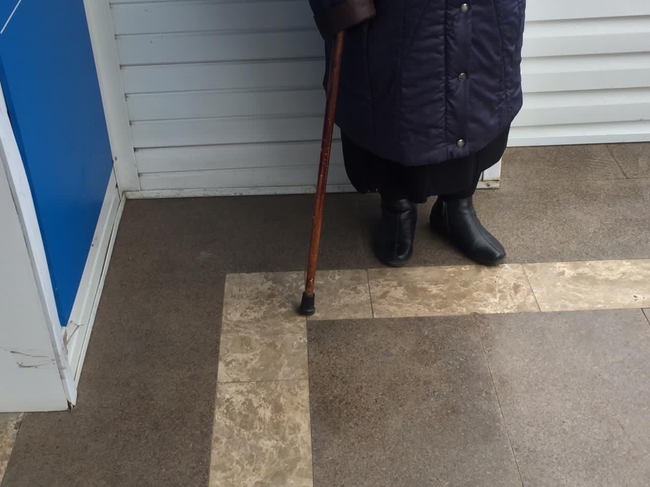 Волгоградская налоговая сократила время работы и заставляет пожилых людей ждать на улице