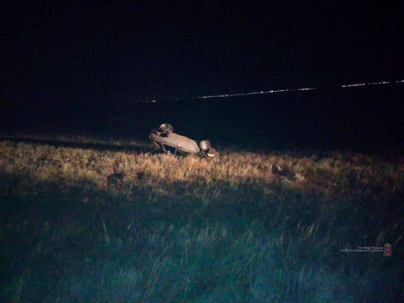 В Волгоградской области неизвестный водитель опрокинул свою машину и убежал с места ДТП