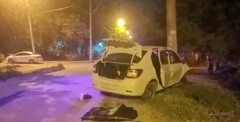 В Волгограде водитель Renault попал в больницу из-за наезда на бордюр