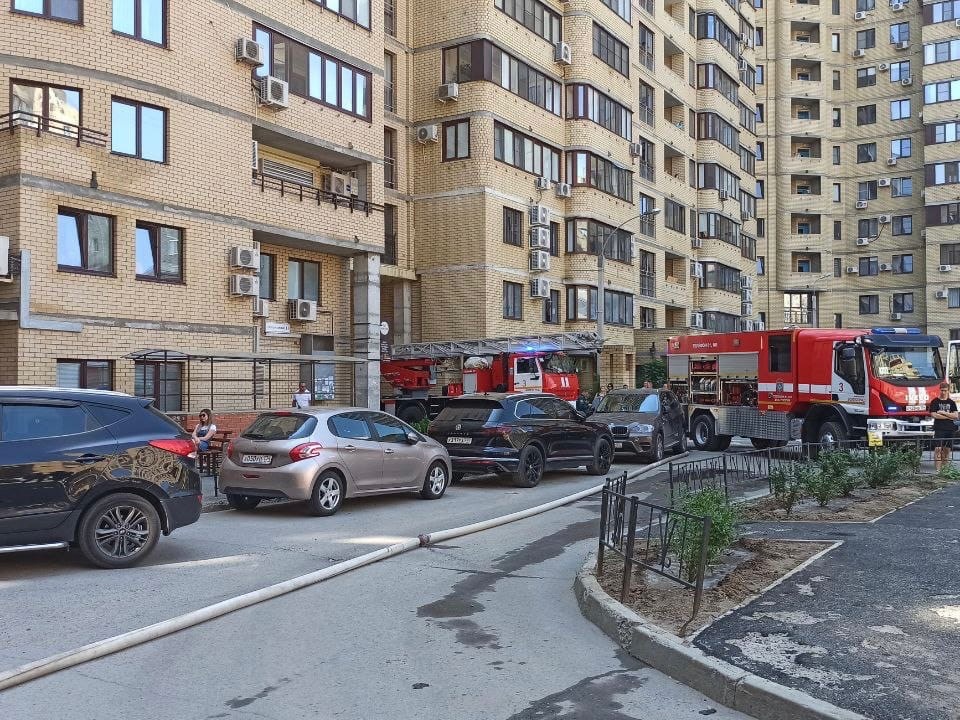 Пожарные эвакуировали 20 человек из пылающей «элитки» в центре Волгограда