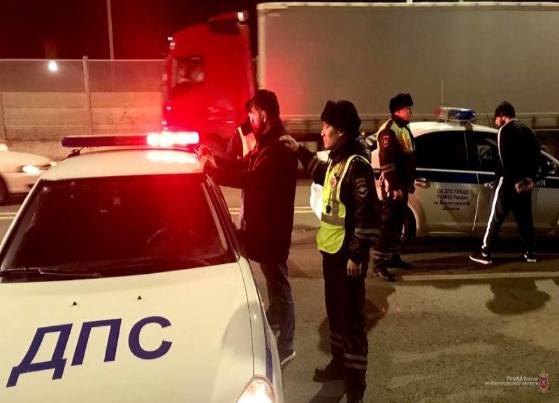 «Просто выпил»: мужчина угнал чужое авто и протаранил полицейскую машину в Волгограде 