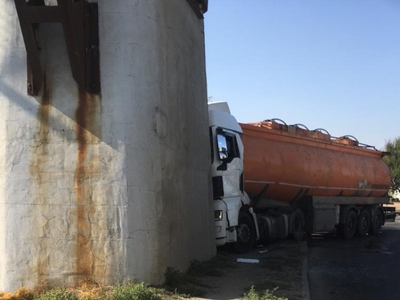 Грузовик с цистерной влетел в опору моста через Волго-Донской судоходный канал