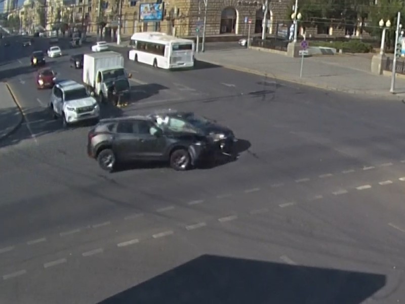 Печально известный перекресток в центре Волгограда заработал по новым правилам