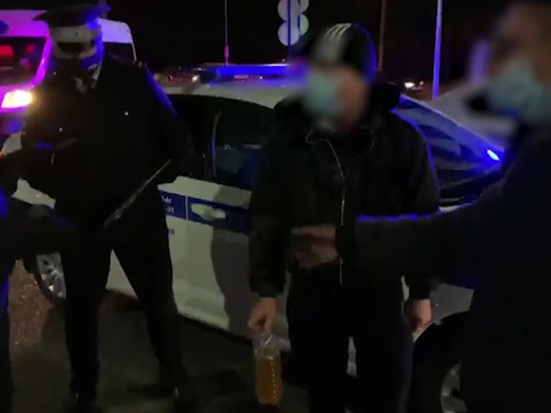 Волгоградец отметил покупку машины пьяными «покатушками» с друзьями и бутылками пива