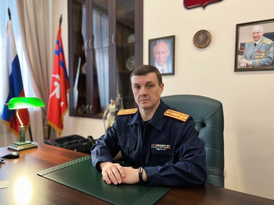 Полковник Следственного комитета официально принимает подарки