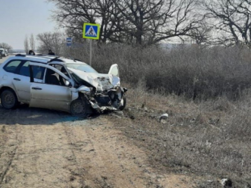 Lada и Kia столкнулись под Волгоградом: трое в больнице