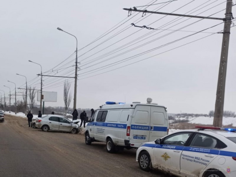 Четыре человека пострадали в столкновении Kalina и Logan на севере Волгограда