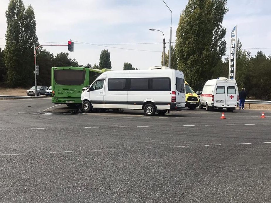 В Волгоградской области автобус столкнулся с маршруткой