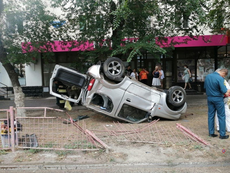 Внедорожник снес ограду и перевернулся на тротуар в Волгограде