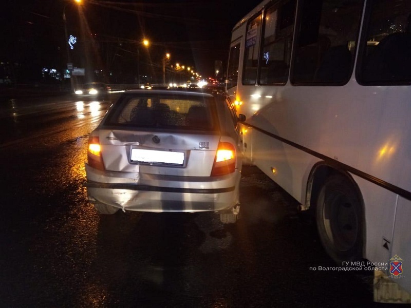 «От удара влетела в автобус»: тройное ДТП с пассажирским транспортом случилось на юге Волгограда 