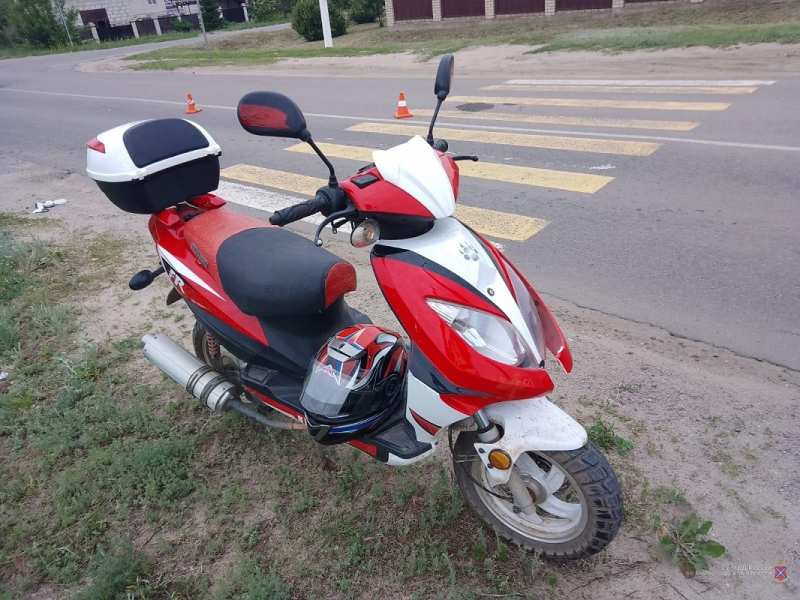 Водитель мопеда сбил пенсионерку на «зебре» в Волгоградской области: оба в больнице