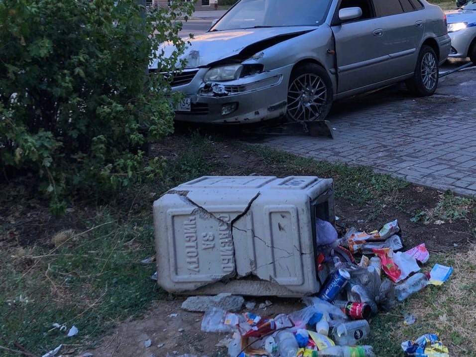 Mazda протаранила забор и разбила мусорку возле церкви в Волжском