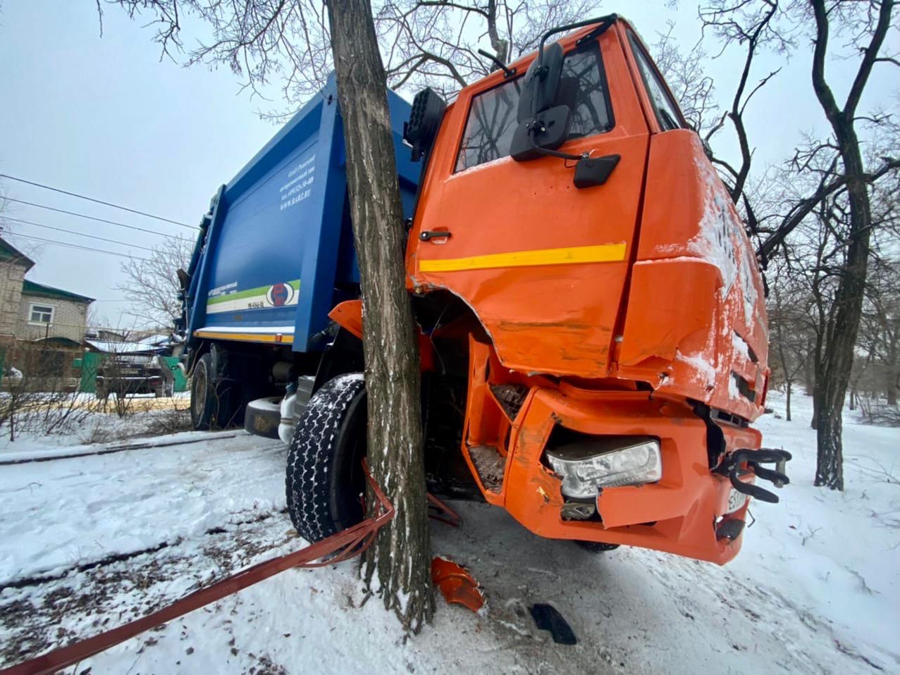 Пьяный подборщик воткнул мусоровоз в дерево, направляясь к себе домой за выпивкой в Дубовке