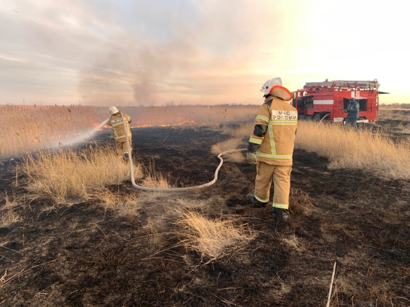 Степной пожар в Волгоградской области подобрался к железнодорожным путям