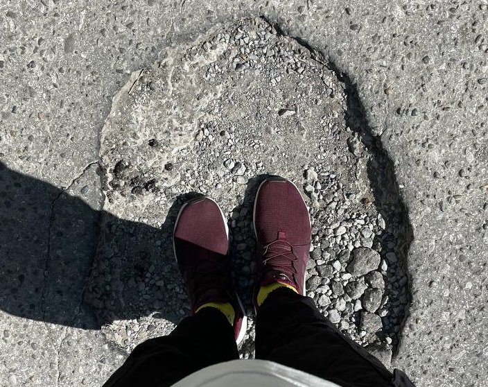 Волжанам не сделали подарок к 9 мая: внутриквартальная дорога как после войны